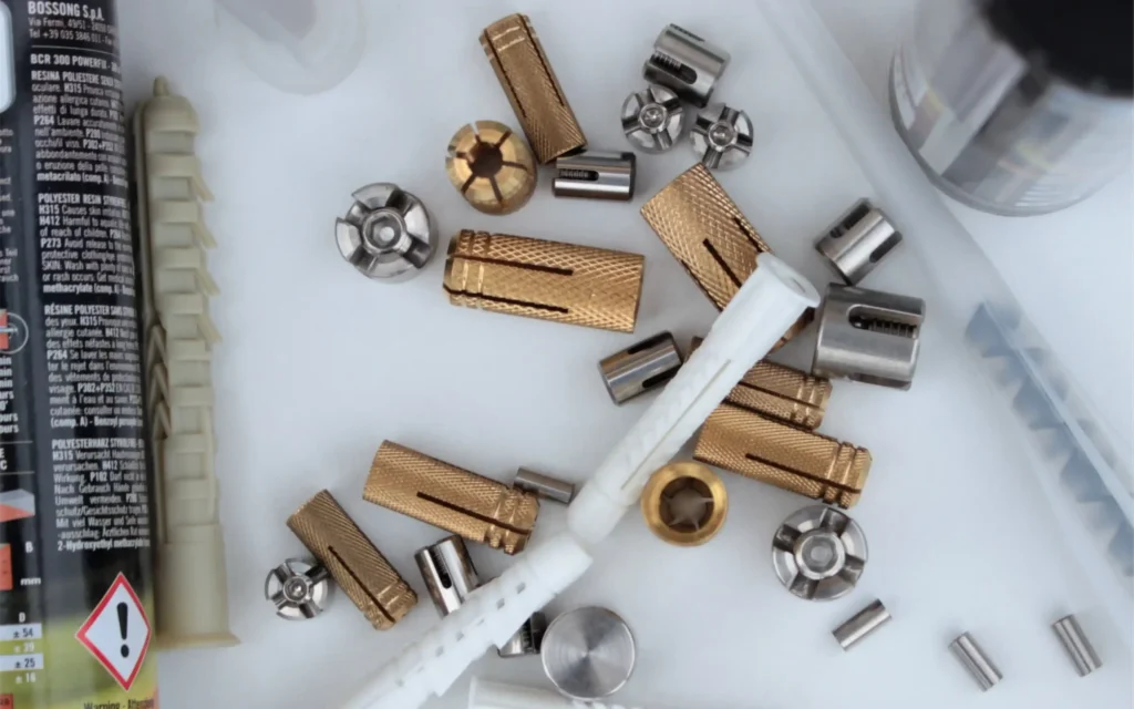 Montagezubehör wie Dübel und Klemmen für die Fassadenbegrünung